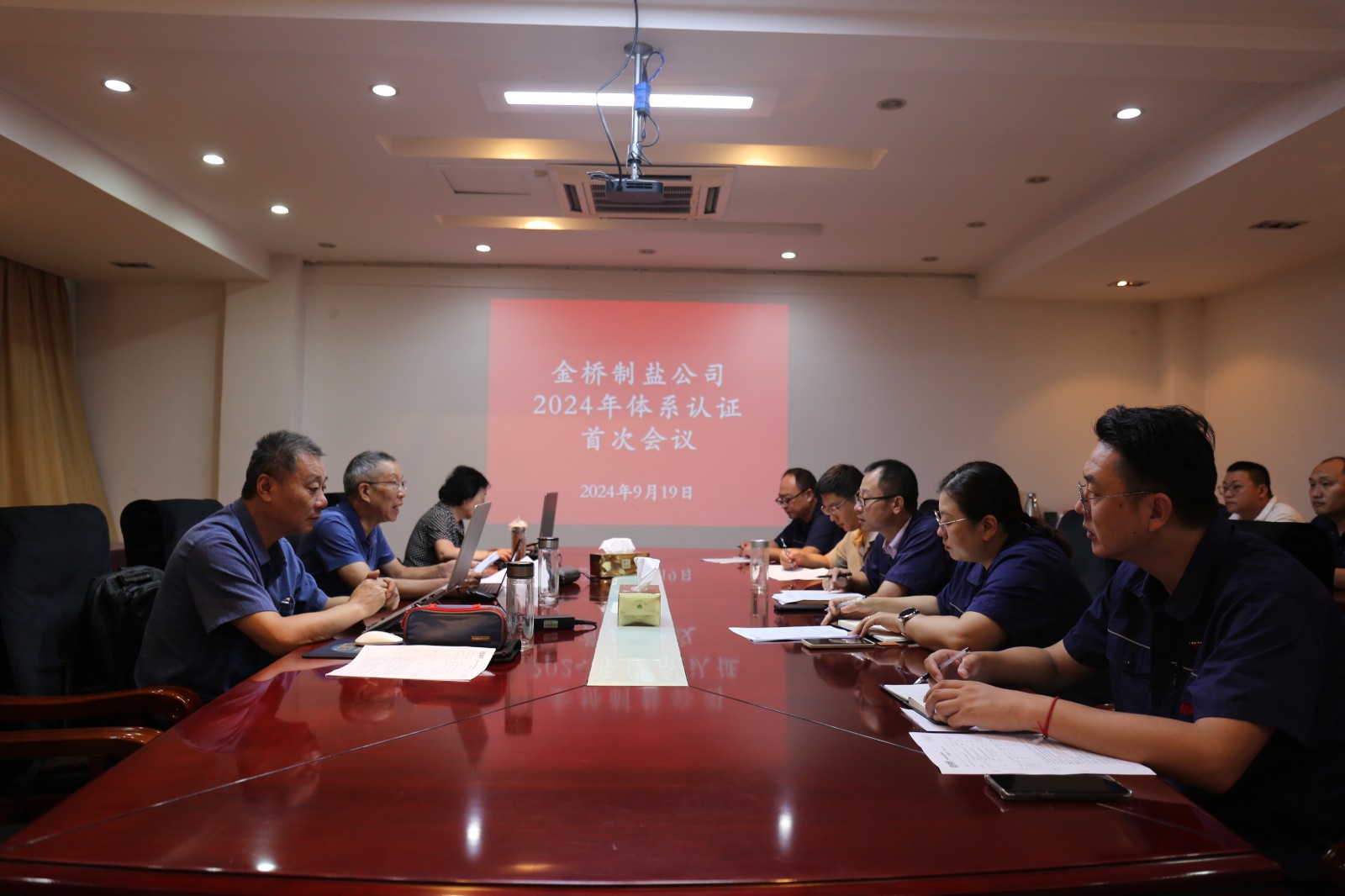 近日，金橋制鹽公司通過北京世標認證中心審核，給予食品安全管理體系、環(huán)境管理體系和職業(yè)健康安全管理體系認證“保持認證資格”的監(jiān)督審核結(jié)論，給予質(zhì)量管理體系認證“再次注冊”的再認證審核結(jié)論。通過審核，是對公司精細化管理成果的檢驗，促進公司內(nèi)控管理水平持續(xù)提升。（李曉月）