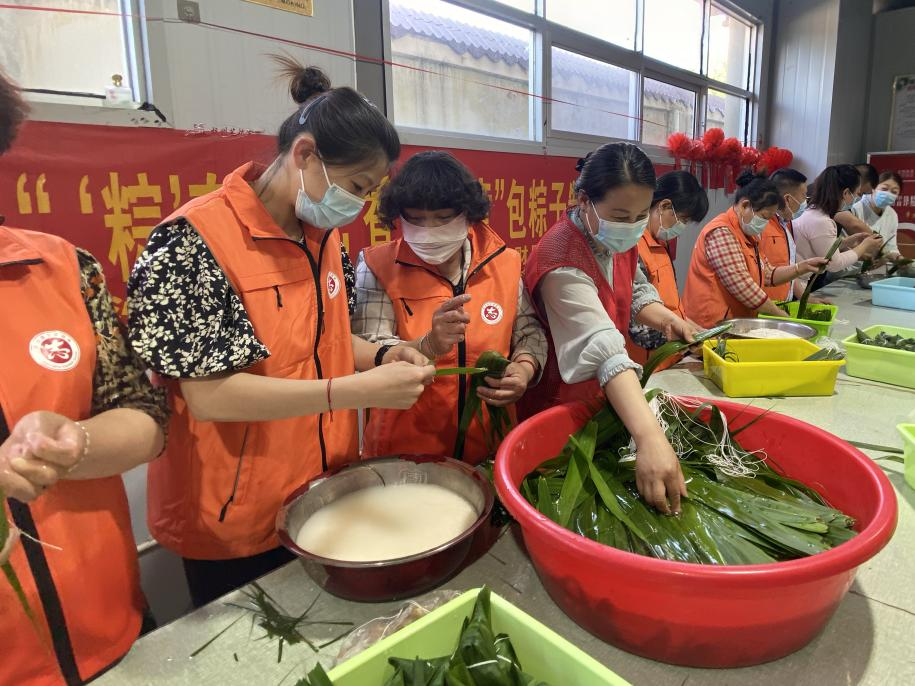 青口供電所黨支部聯(lián)合生產(chǎn)生活服務(wù)中心分會、黃沙坨社區(qū)，共同舉辦“悠悠艾草香 濃濃端午情”系列活動。.png